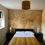 Cheerful 3 Bedroom Town House With Hot Tub
