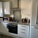 Cheerful 3 Bedroom Town House With Hot Tub