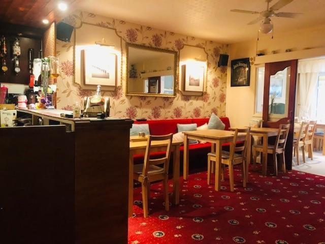 Highbury Hotel *