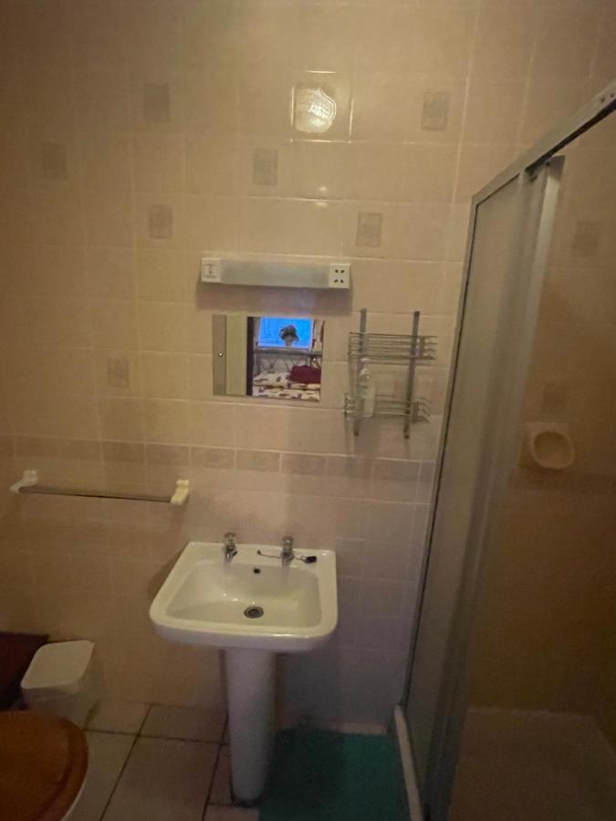 Highbury Hotel *