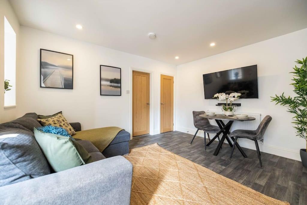 Apartment Rd By The V Group
