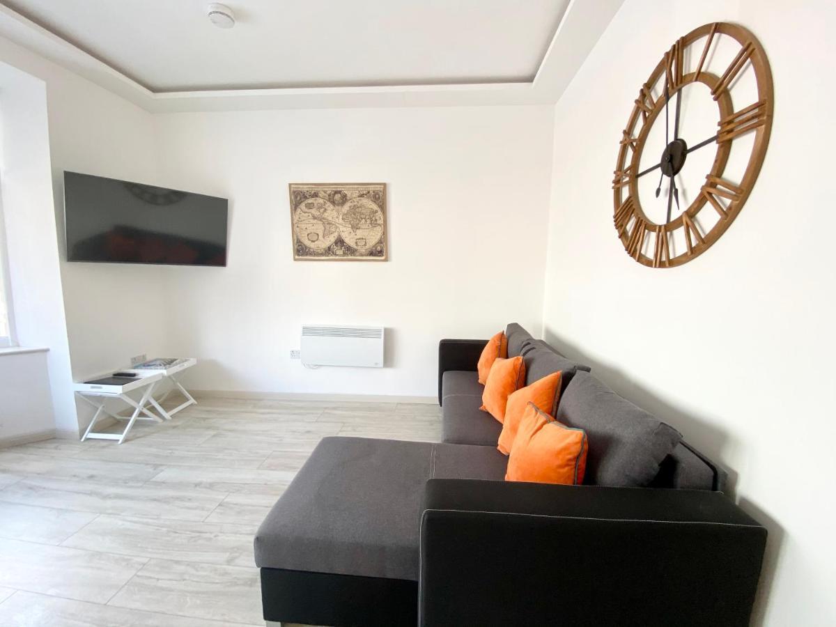 Princess Theatre View By Service Apartment *