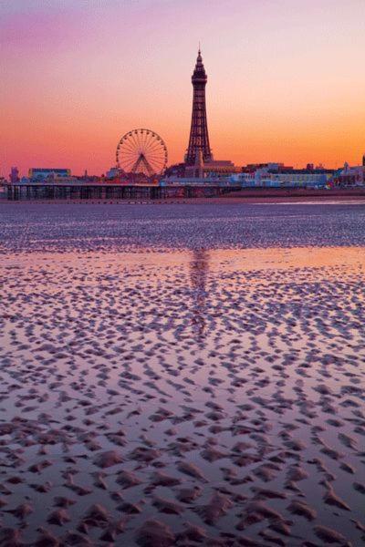 Bed & Breakfast 100 Pipers Blackpool
