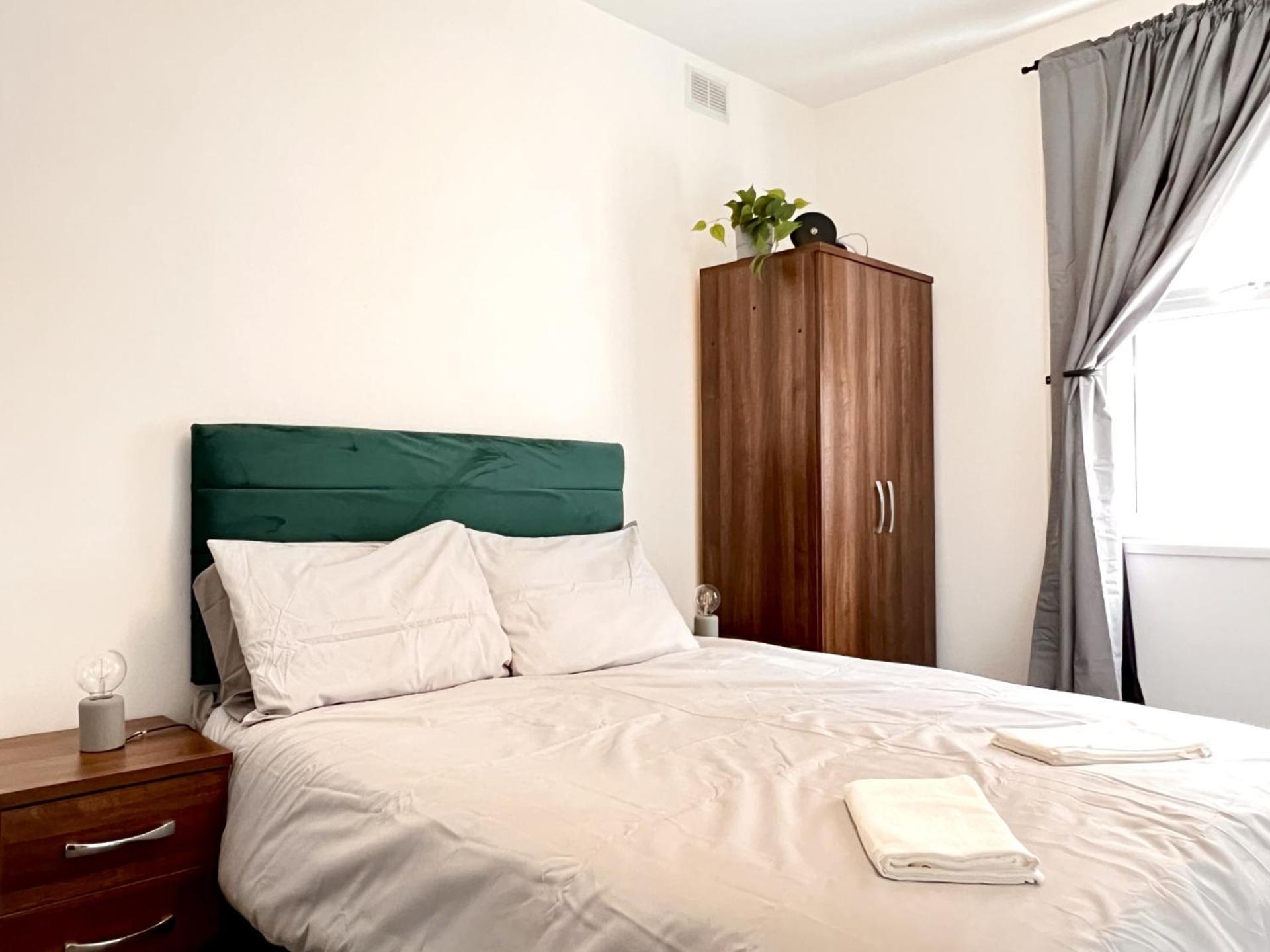 Apartment Spacious One Bedroom Next To Winter Gardens With Free On-site Parking,