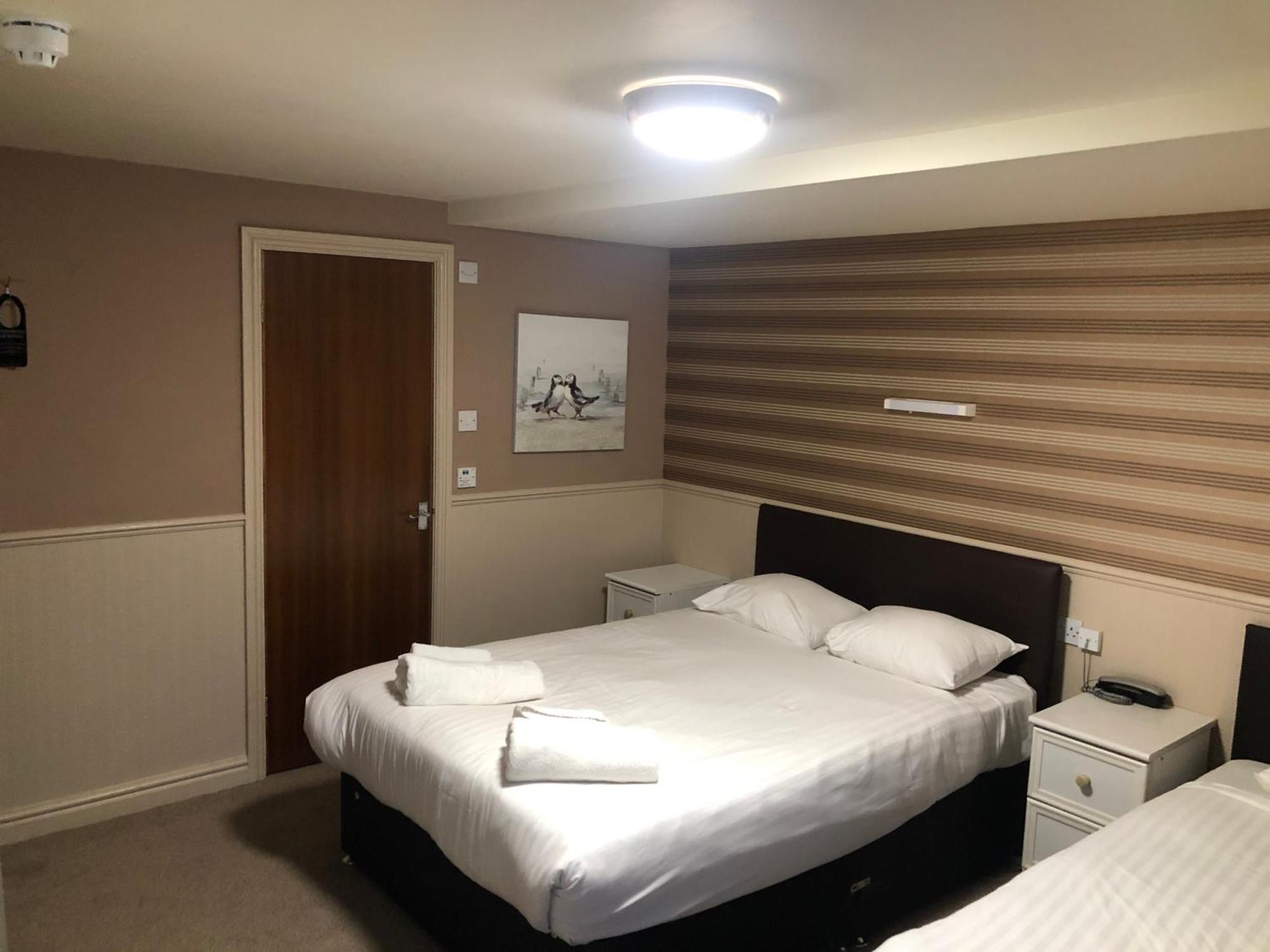 Lyndene 3*