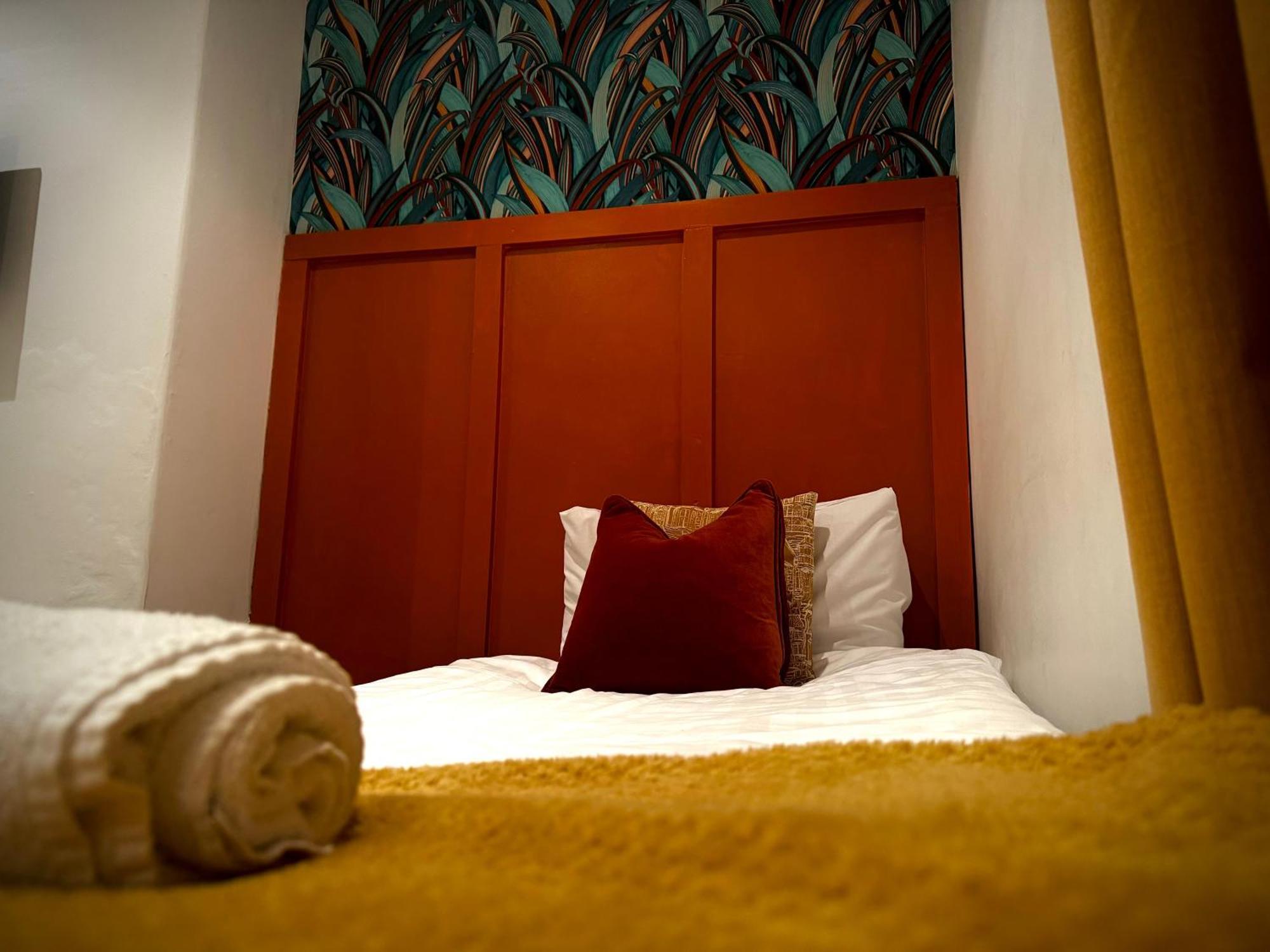 Holiday home Sleeps10-parking-garden-hottub-petfriendly *