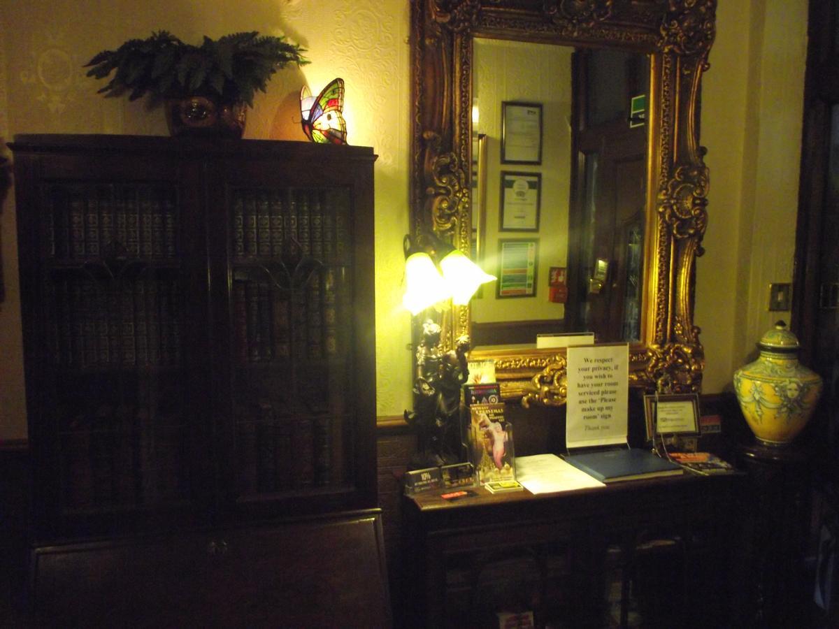 The Molly House 4*