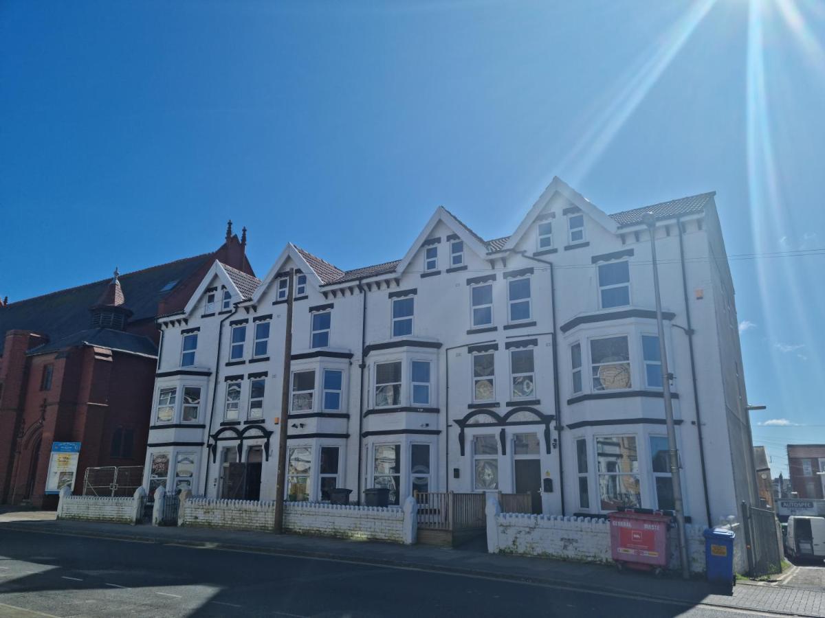 Kings Court Modern Aparthotel, Town Centre - Collection Blackpool