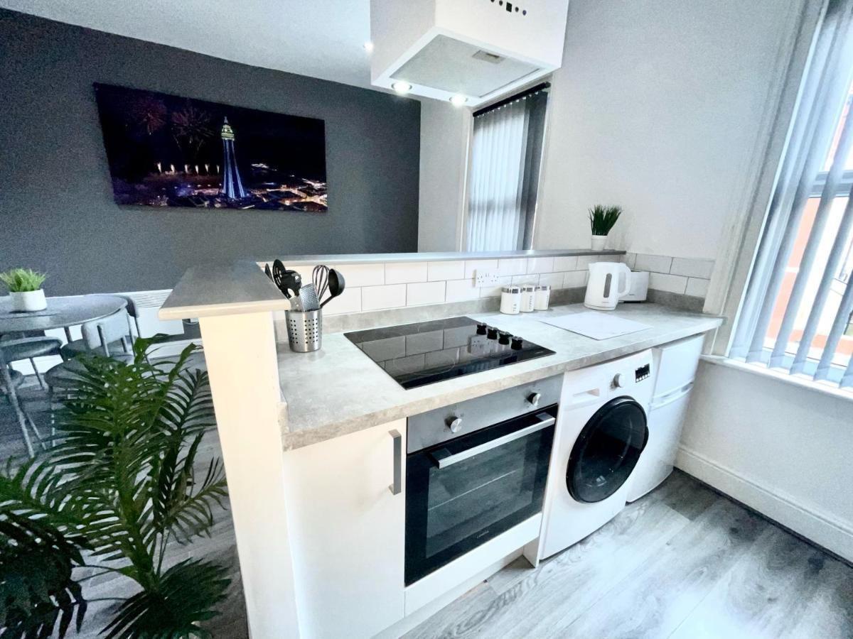 Apartment Reads Luxury Jacuzzi Blackpool