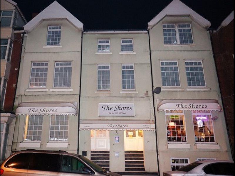The Shores Hotel, Hotel