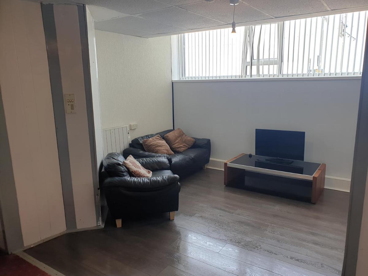 Lancaster Apartment *