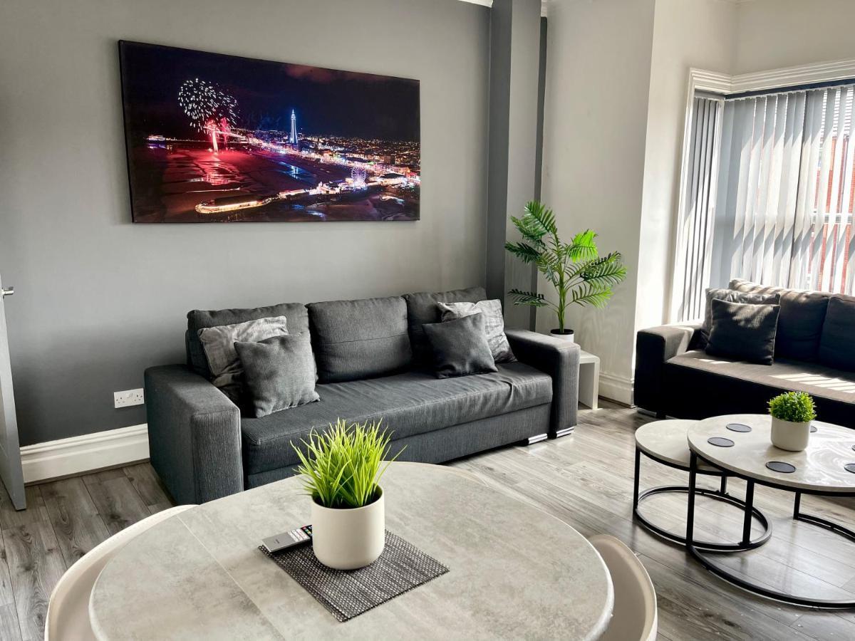 Reads Luxury Jacuzzi Apartment