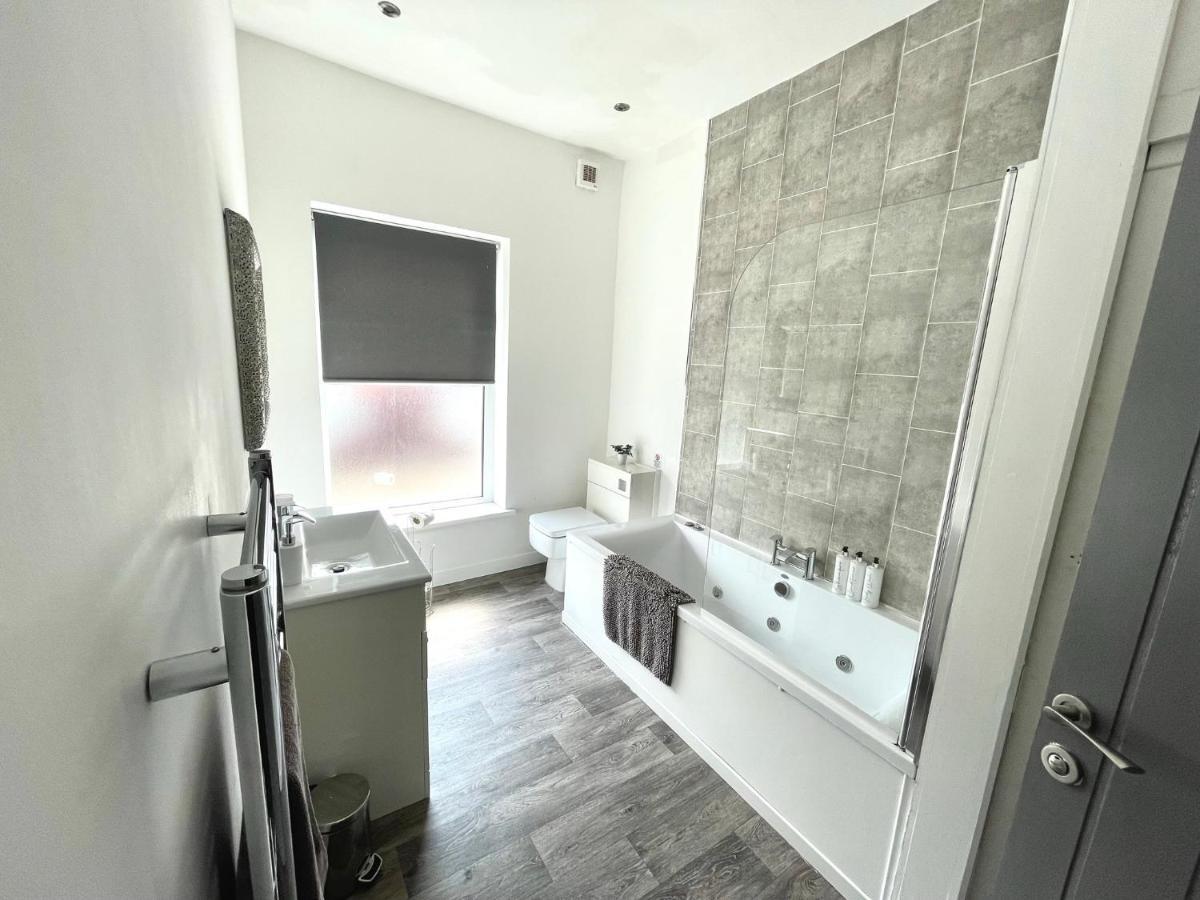 Reads Luxury Jacuzzi