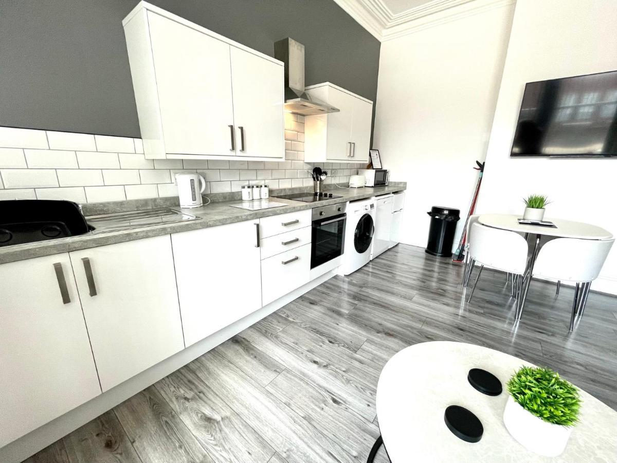 Reads Luxury Jacuzzi Apartment