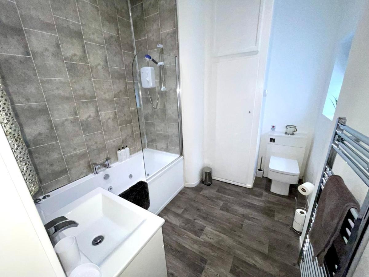 Apartment Reads Luxury Jacuzzi *
