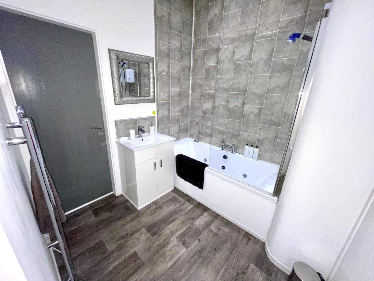 Reads Luxury Jacuzzi