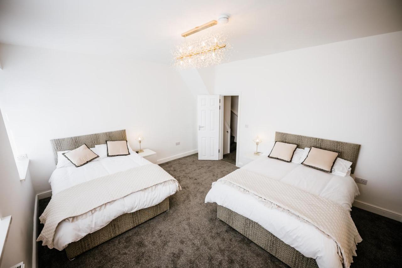 Modern House Sleeps 18 Or Perfect For Large Family. Blackpool