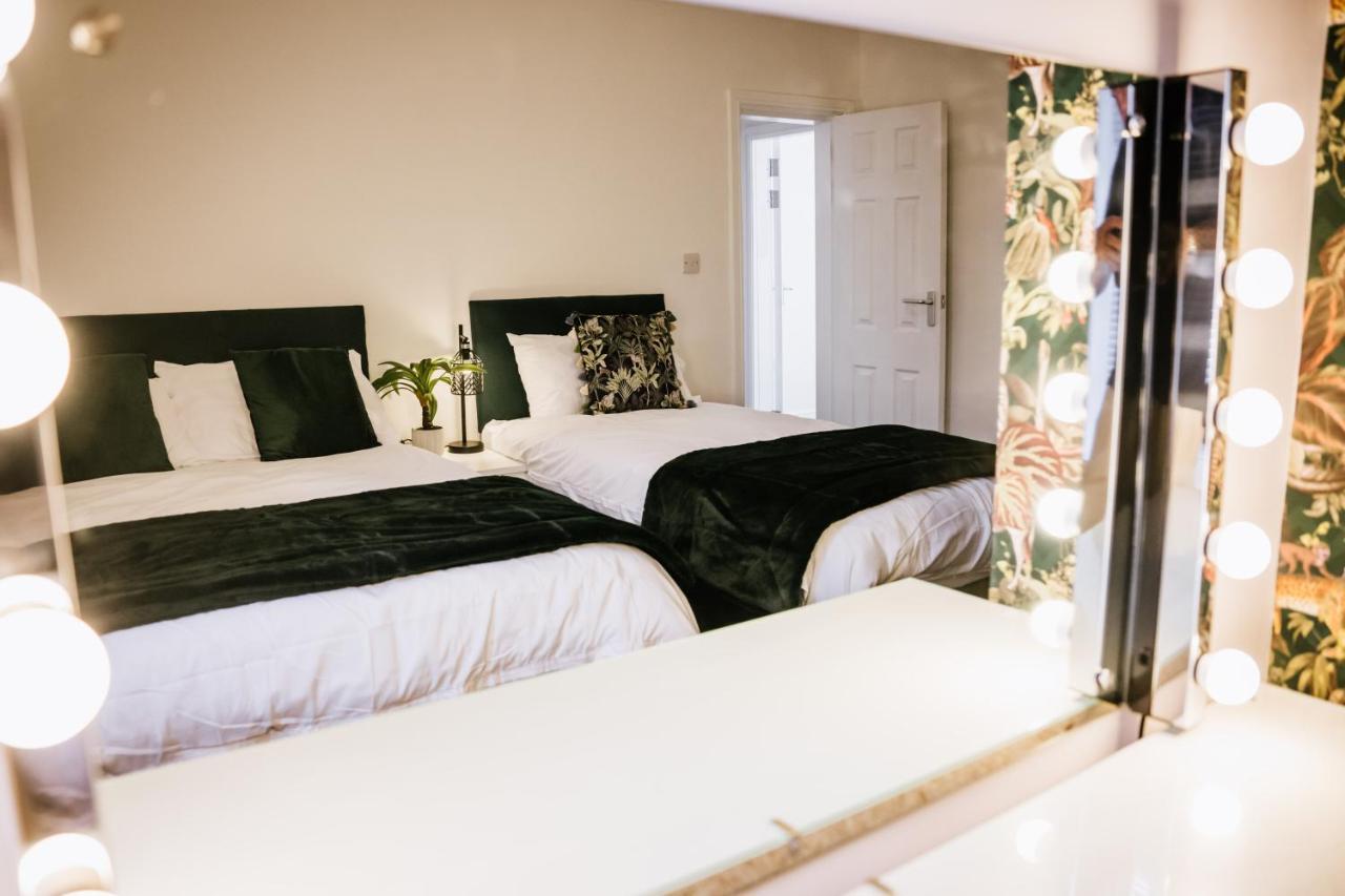 Modern House Sleeps 18 Or Perfect For Large Family. *