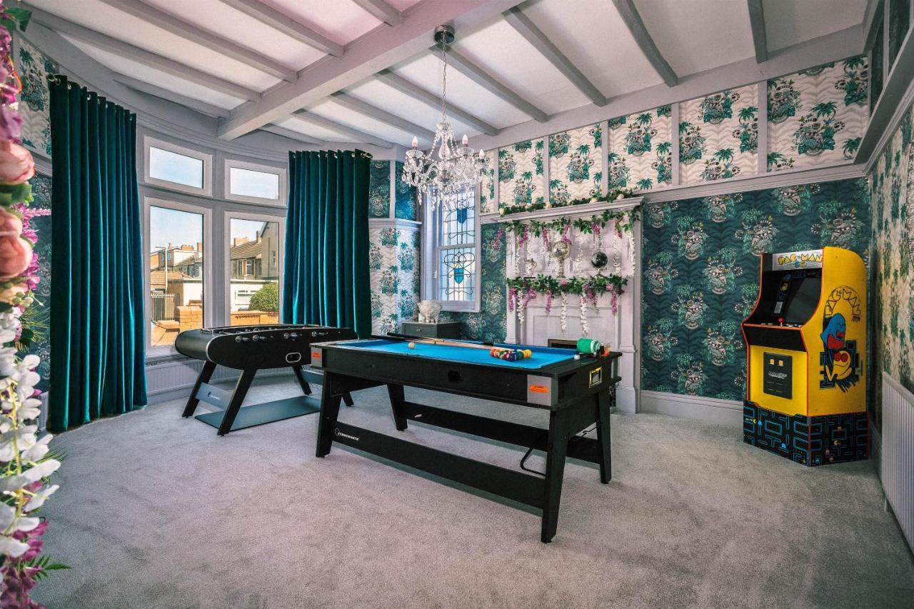 Empress Hall By Charles Alexander Short - Sleeps 20 Holiday home Blackpool
