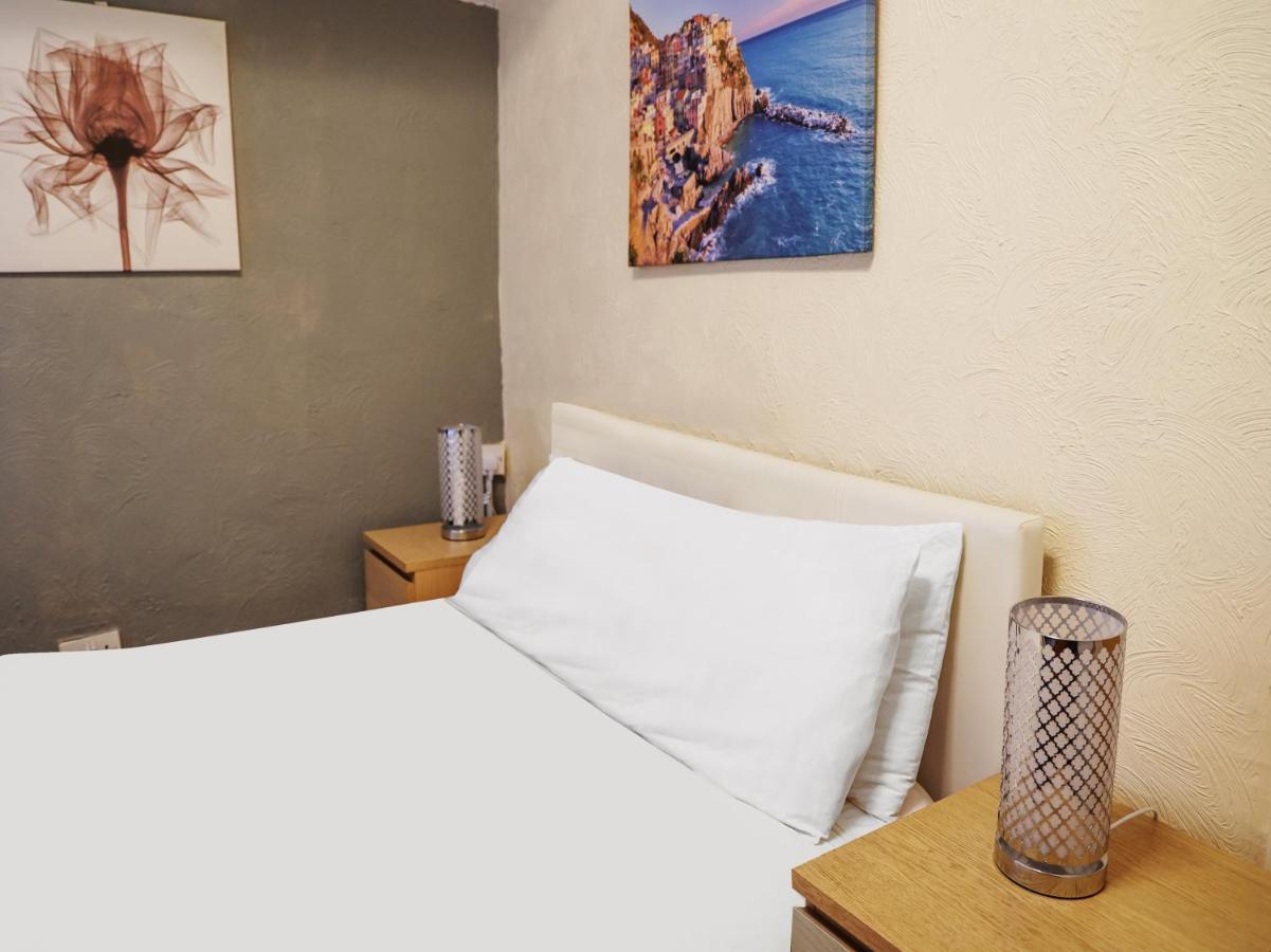 The Shores Hotel, Hotel