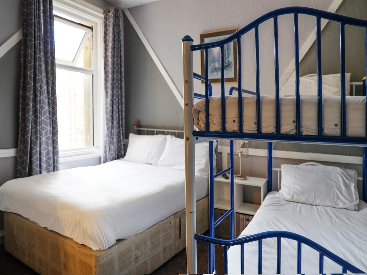The Shores Hotel, Hotel
