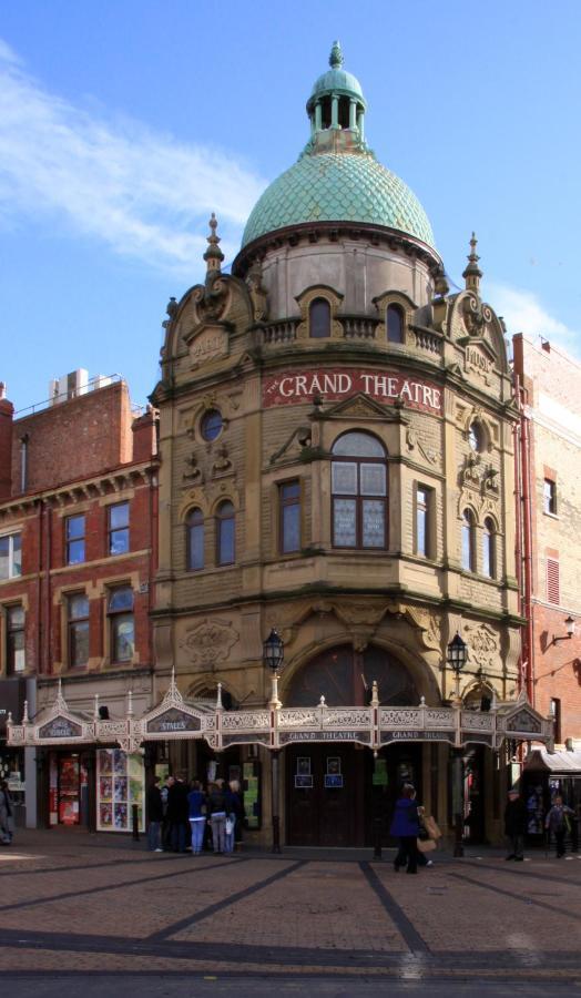 Town Center Willow - Sleeps Up To 10 - Dogs Welcome - 2 Minutes From Train Station * Blackpool