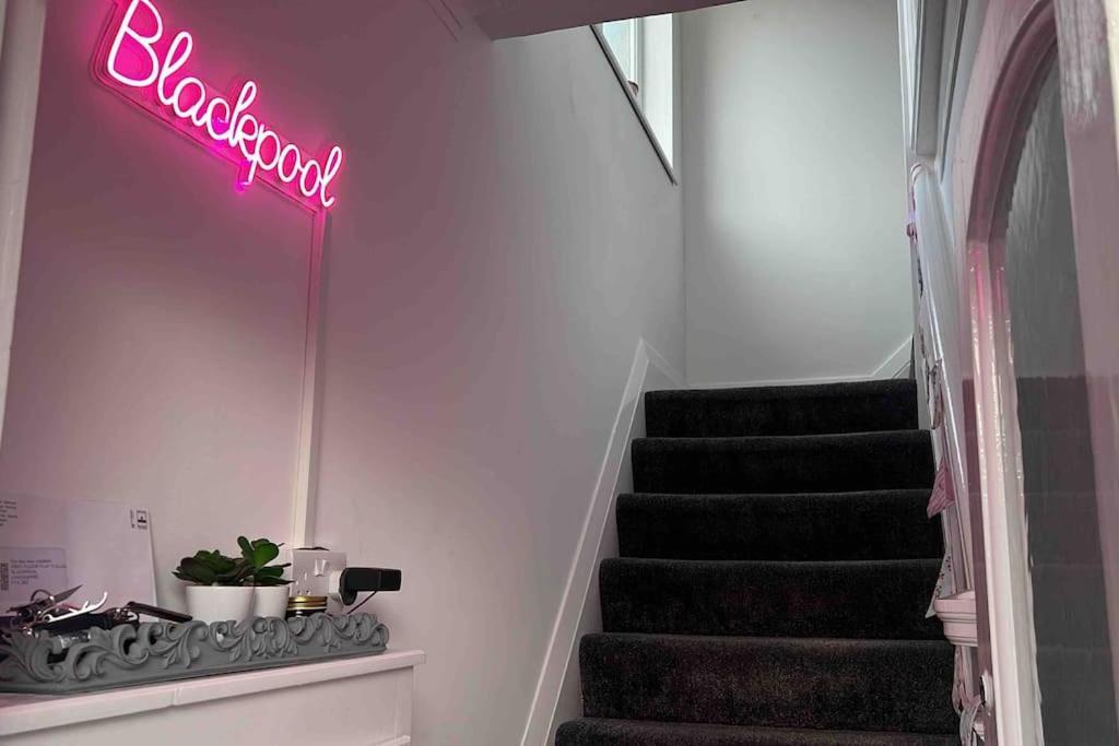 Hidden Gem W/ Parking Short Walk To Pleasure *