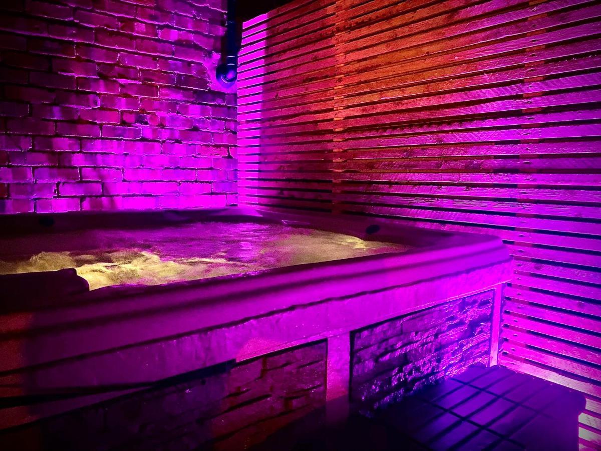 Family Modern 3 Bed Hot Tub House In