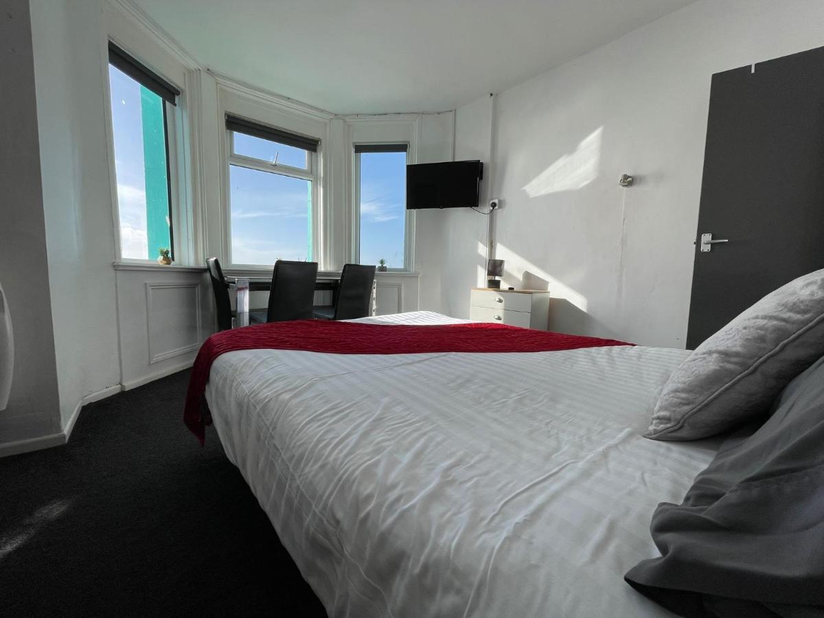 Lancaster Apartment *