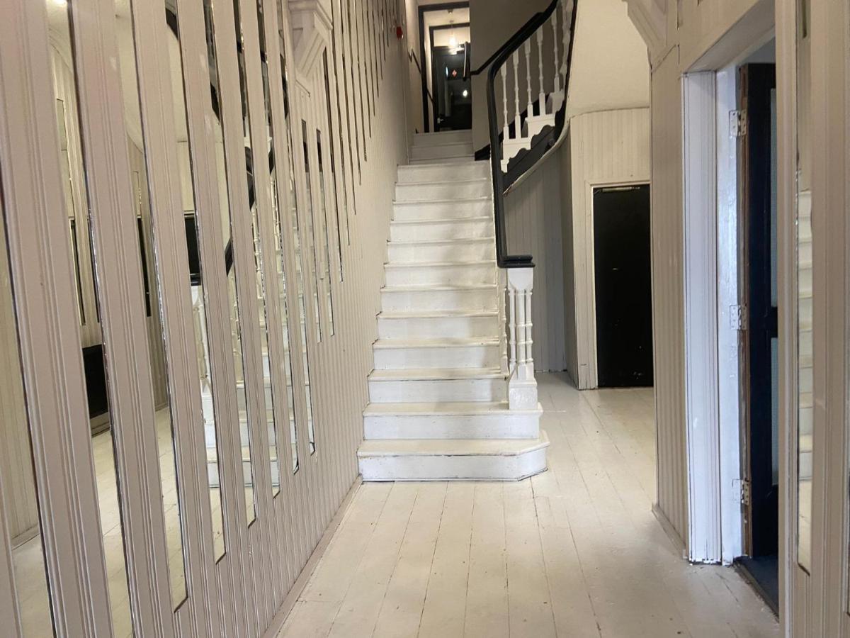 Lancaster Apartment *
