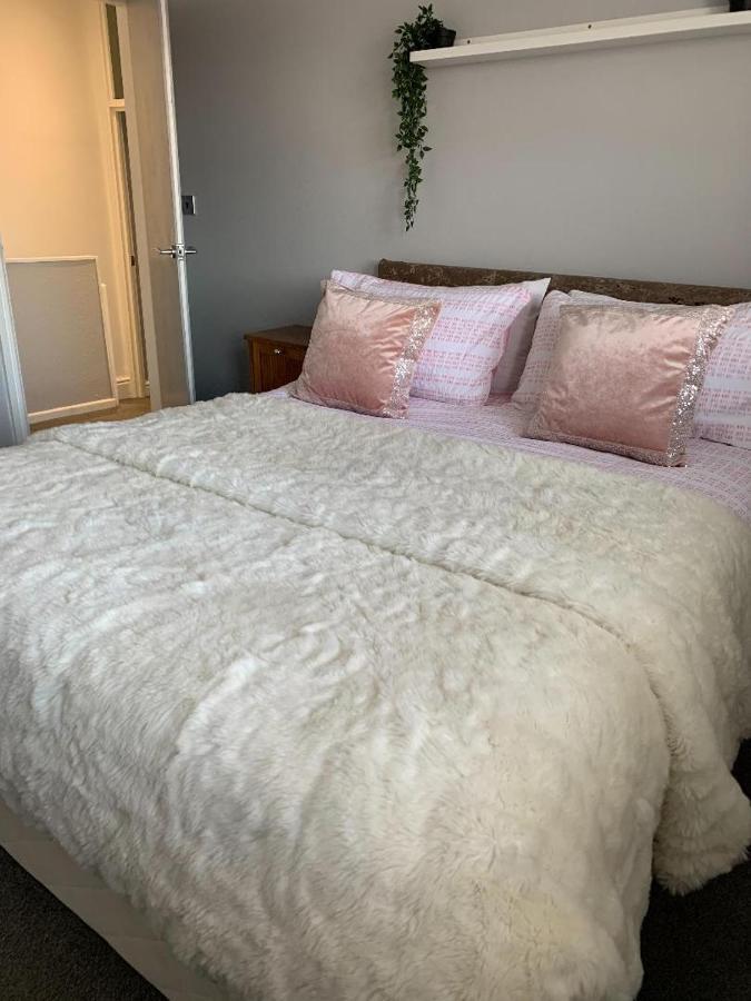 Apartment On Road With Free Parking *