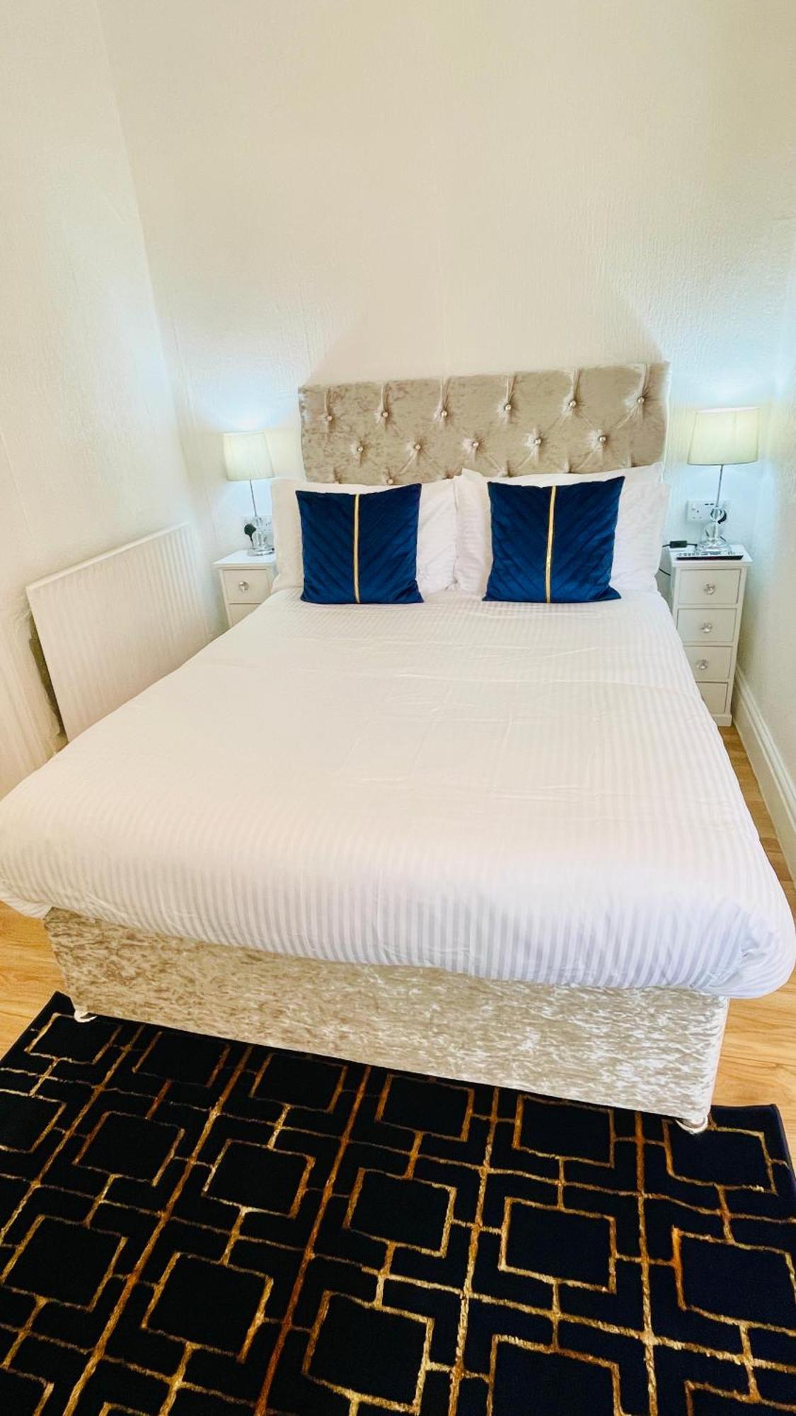Double With Private Bathroom Partial Tower View 16 Havelock Street - 5 Blackpool
