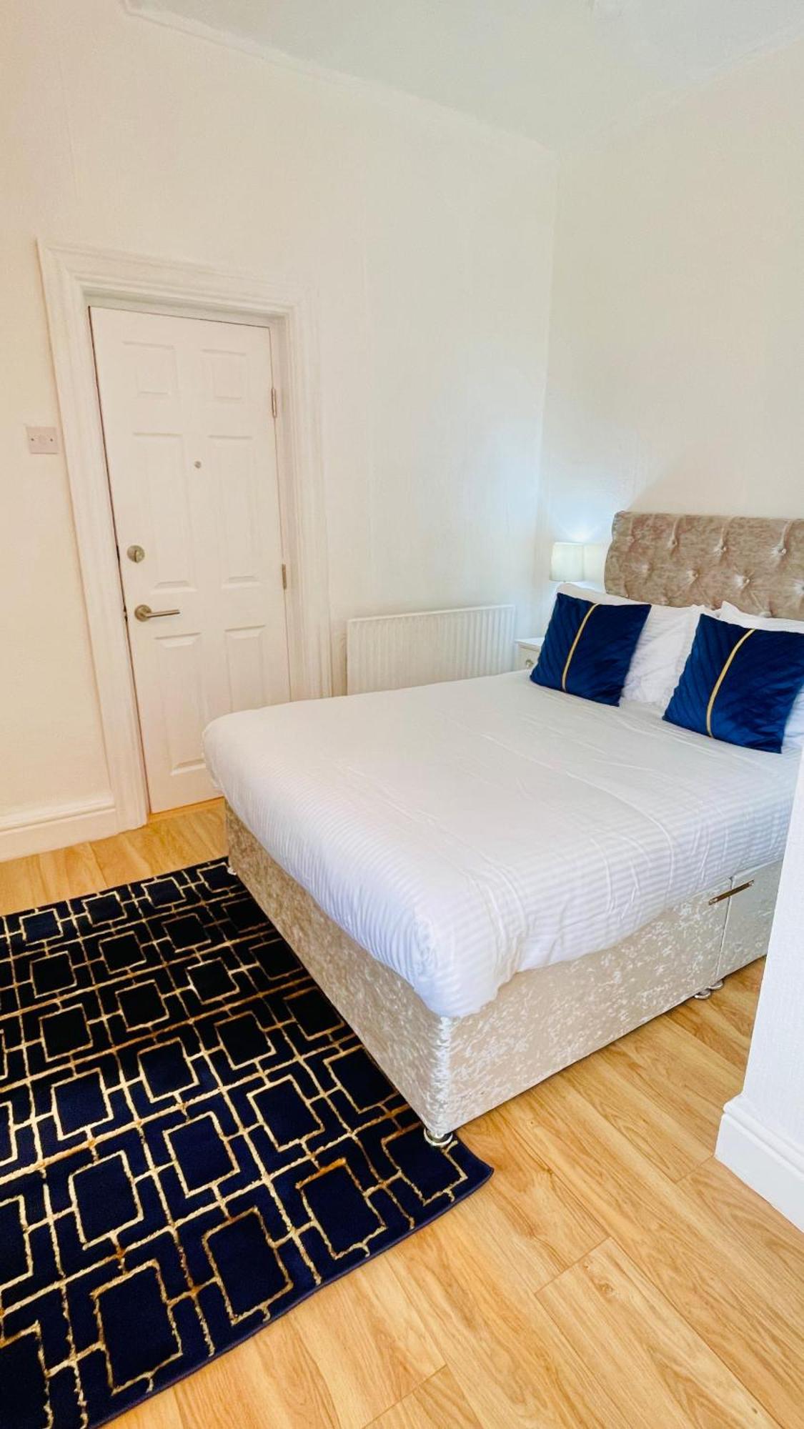 Double With Private Bathroom Partial Tower View 16 Havelock Street - 5 *