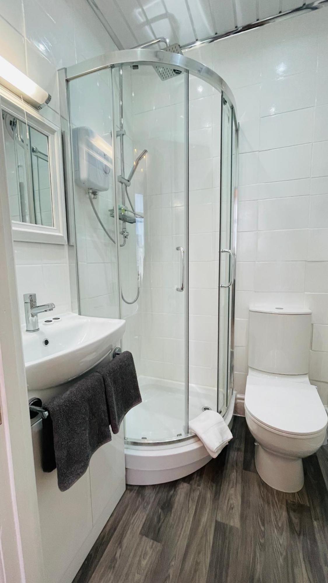 Guest house Double With Private Bathroom Partial Tower View 16 Havelock Street - 5