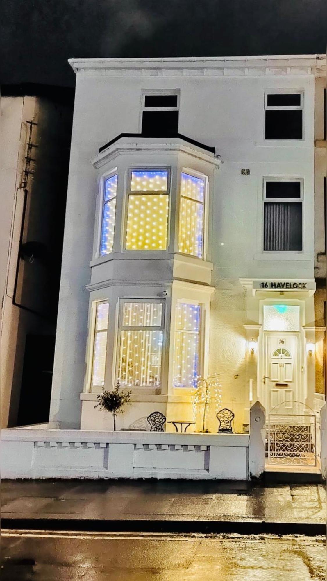 Double With Private Bathroom Partial Tower View 16 Havelock Street - 5 * Blackpool