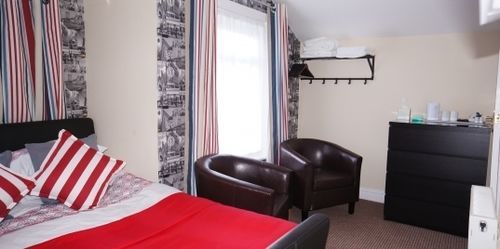 The Shores Hotel, Hotel