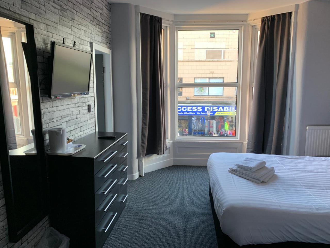 Hotel The 3*