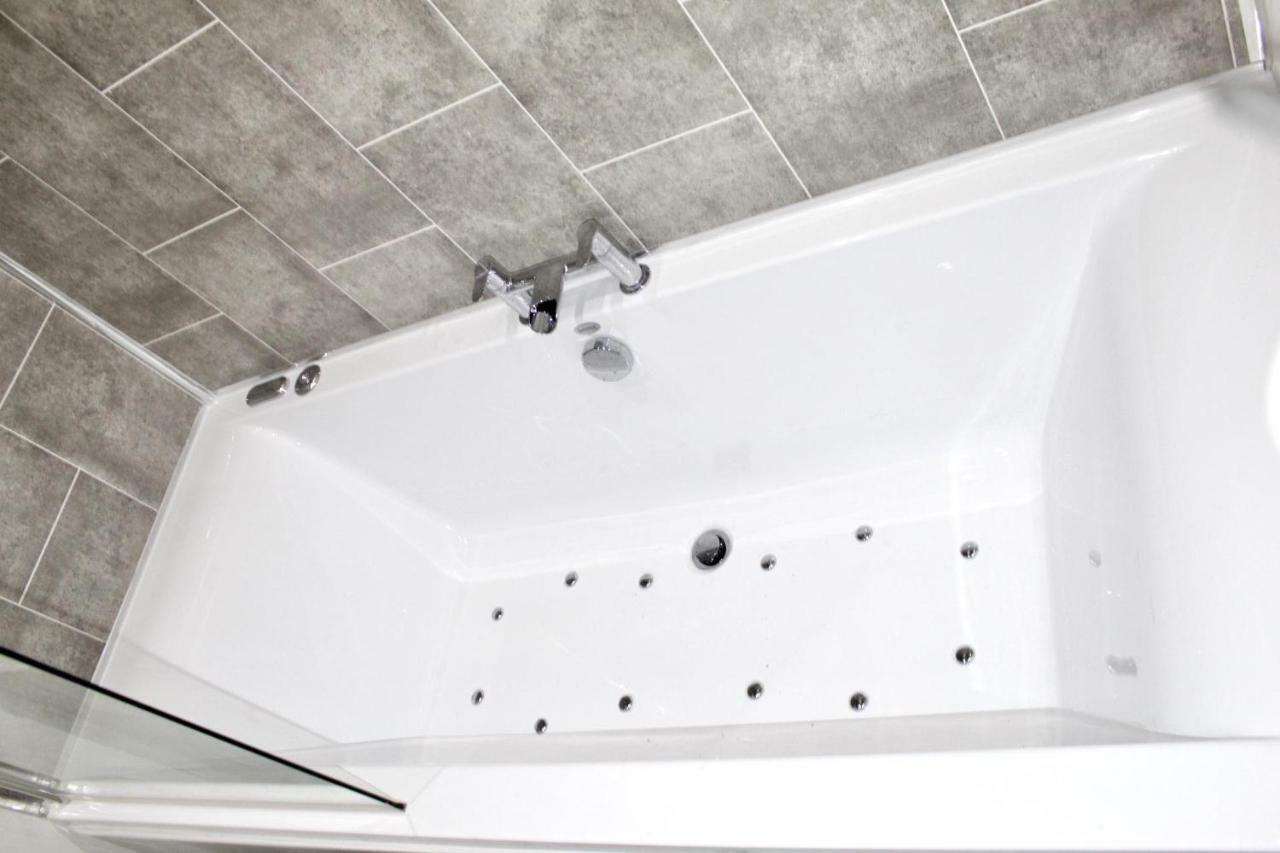 Reads Luxury Jacuzzi
