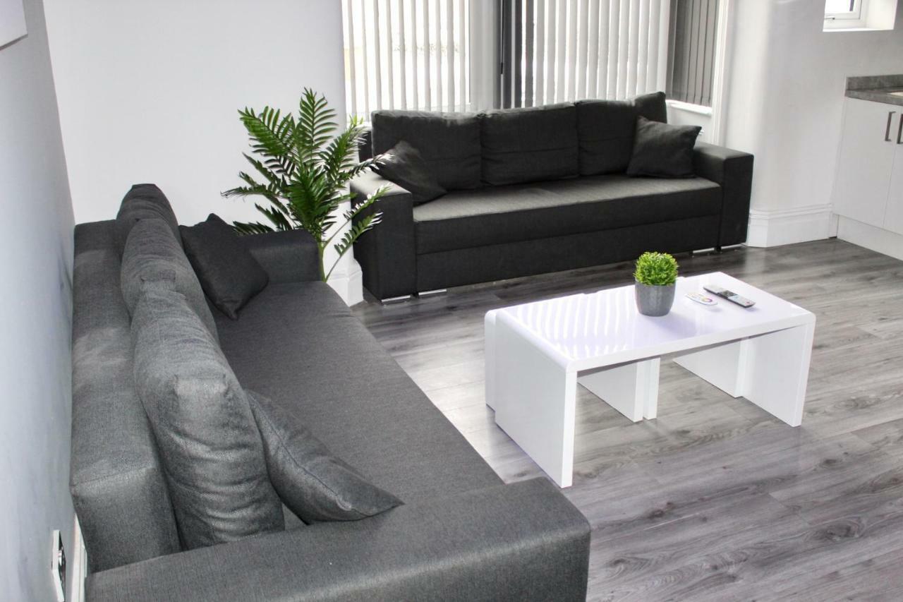 Reads Luxury Jacuzzi Apartment Blackpool