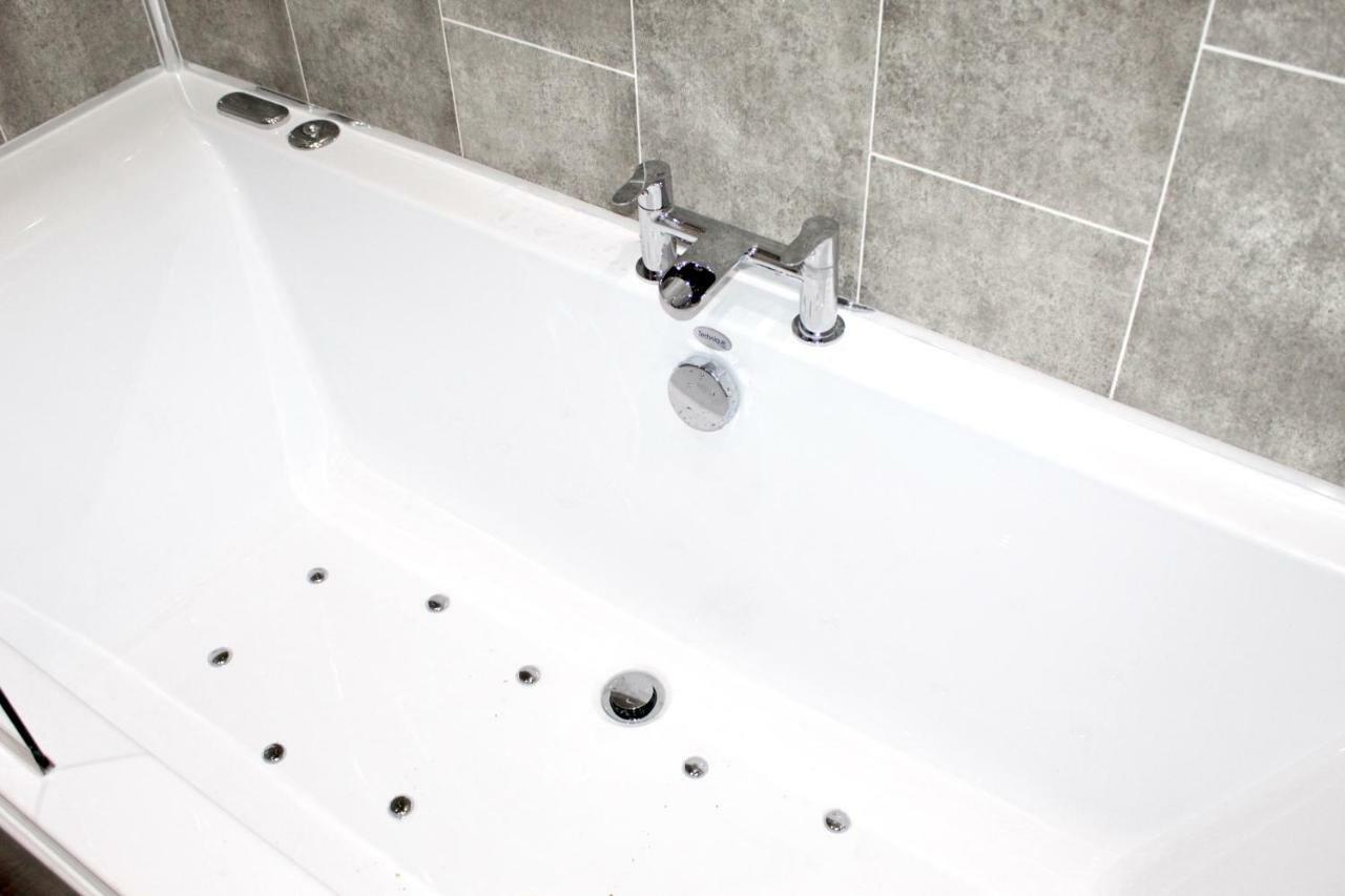 Reads Luxury Jacuzzi Apartment
