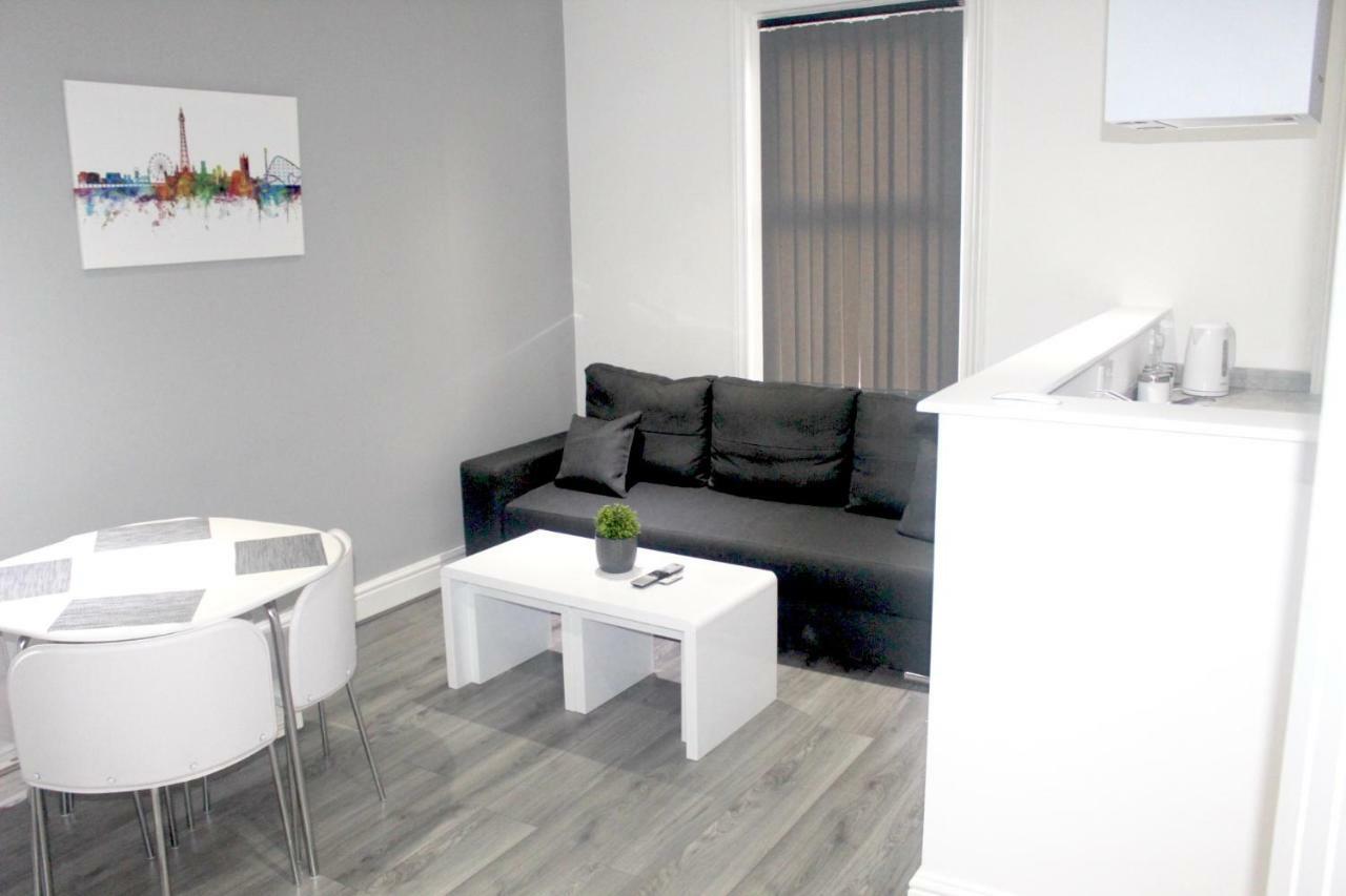 Reads Luxury Jacuzzi Apartment Blackpool