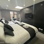 Boutique Blackpool 2 Bed Grey Apartment Sleeps 10