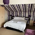 Arncliffe Lodge