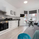 Charles Alexander Short Stay - Charnley House Apartments