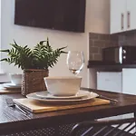 Charles Alexander Short Stay - Charnley House Apartments