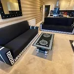 Boutique Blackpool 2 Bed Gold Apartment Sleeps 10