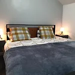 Stunning 5 Bed House, 2 Mins To Beach And Town, With Free Parking