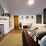 Beautiful Space Stylish And Modern! Perfect Location