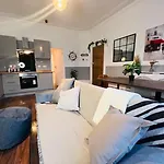 Beautiful Stylish And Modern Space! Perfect Location