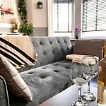 Beautiful Stylish And Modern Space! Perfect Location